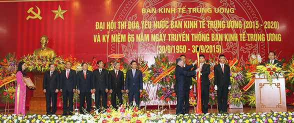 Chủ tịch Quốc hội nước CHXHCNVN Nguyễn Sinh Hùng trao tặng Huân chương Lao động Hạng Nhất cho tập thể Ban Kinh tế Trung ương