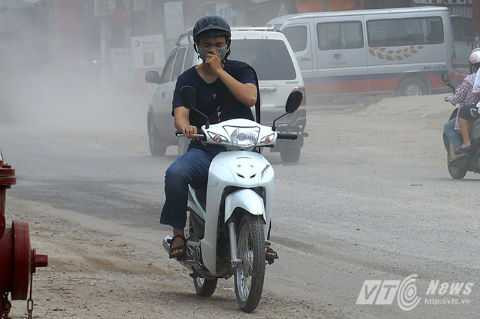 Bụi đến ngạt thở trên phố Tam Trinh Bụi đến ngạt thở trên phố Tam Trinh