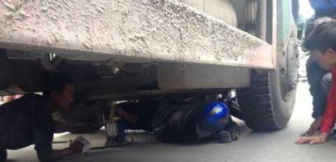 Người và xe máy bị xe tải nuốtvào gầm trên đường Tam Trinh. Người và xe máy bị xe tải nuốtvào gầm trên đường Tam Trinh.