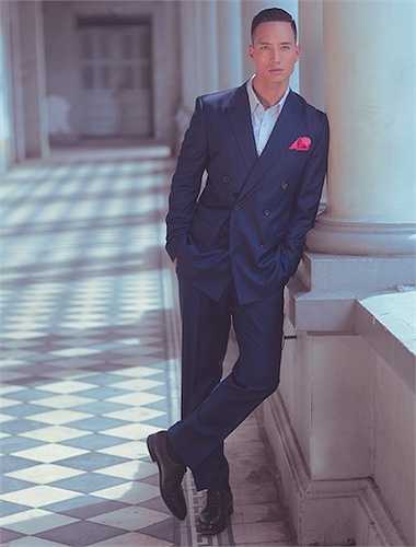 Hình ảnh quý ông thời thượng trong những bộ vest lịch lãm được diễn viên Kim Lý thể hiện đầy quyến rũ.