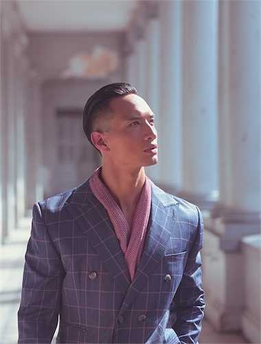 Nam tài tử gốc Việt khoe vẻ điển trai và gu thời trang đẳng cấp trong khuôn viên Bảo tàng Thành phố Hồ Chí Minh. 