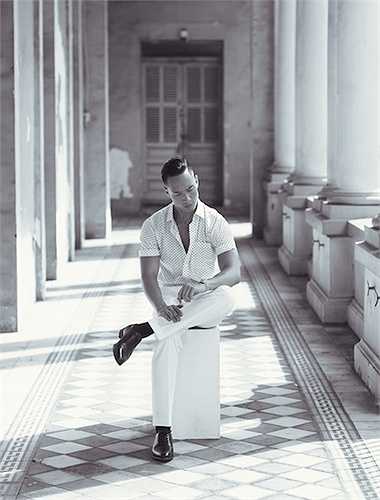 Anh cũng không kém phần trẻ trung với những chiếc sơ mi chấm bi.