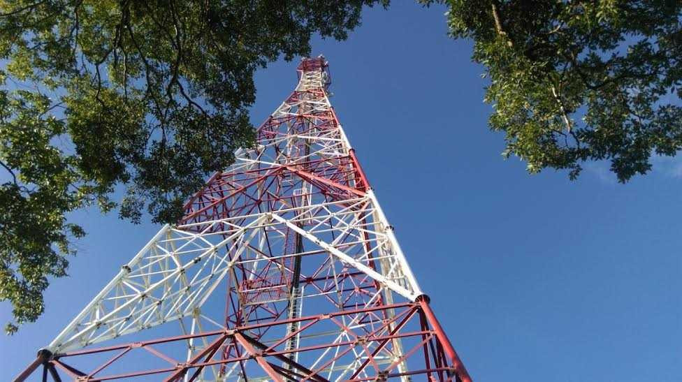 Trạm 3G ở đảo tiền tiêu Thổ Chu của Viettel cao tới 72 m, cách mực nước biển 230 m và phần khung nặng tới 60 tấn được coi như một điểm tham quan đặc biệt ở hòn đảo cực Tây Nam của tổ quốc. Ảnh: Nguyễn Quân.