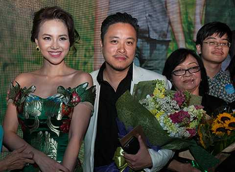 Đinh Ngọc Diệp nhận sự quan tâm, chăm sóc của giới truyền thông khi đến theo dõi buổi công chiếu bởi theo nhiều thông tin, cô chính là vợ sắp cưới của Victor Vũ. Theo đó, họ sẽ tổ chức đám cưới trong tháng 10 sắp tới