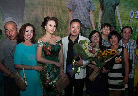 Tuy nhiên, cả hai nhân vật chính đều chưa một lần lên tiếng về tin đồn sắp kết hôn. Tại sự kiện, Victor Vũ và Đinh Ngọc Diệp hạn chế sóng đôi. Nữ diễn viên còn tỏ rõ sự lãng tránh khi được báo chí hỏi về sự riêng tư của cô và nam đạo diễn. 