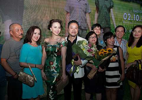 Mẹ Đinh Ngọc Diệp (áo xanh) cùng mẹ Victor Vũ (áo đen) không giấu được niềm hạnh phúc và tự hào trong ngày ra mắt phim của con. Việc gia đình hai bên thân thiết khiến khán giả mong chờ một đám cưới trong tương lai gần. (Ảnh: Hà Tô)