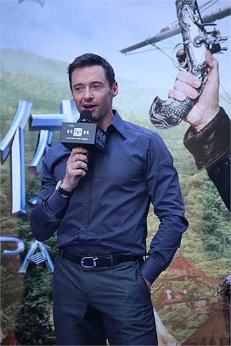 Tự tin sải bước trên thảm đỏ với phong thái lịch lãm, vui tươi, nam diễn viên Hugh Jackman đã thu hút mọi ánh nhìn và 'đốn tim' hàng ngàn khán giả bằng vẻ đẹp điển trai của mình.