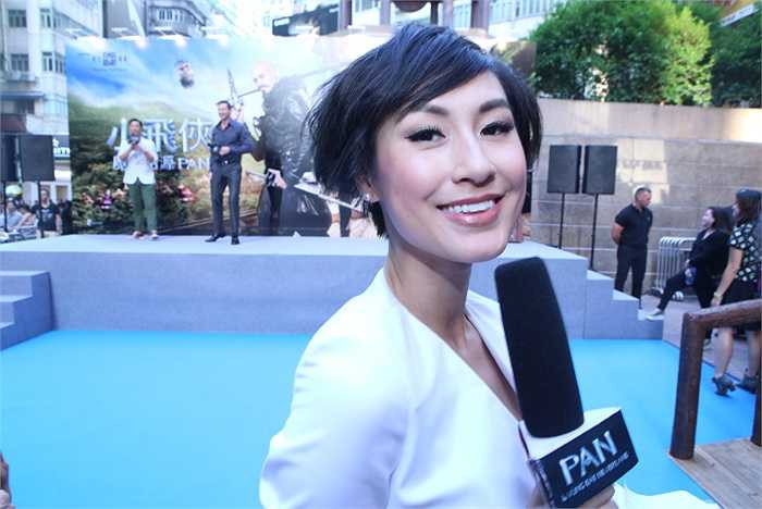  Không những vậy, các fan hâm mộ đã xếp hàng chật kín từ rất sớm mặc cho thời tiết có đôi phần gay gắt để chờ gặp thần tượng của mình. Họ liên tục hò reo tên của chàng diễn viên này khi anh xuất hiện trên sân khấu.