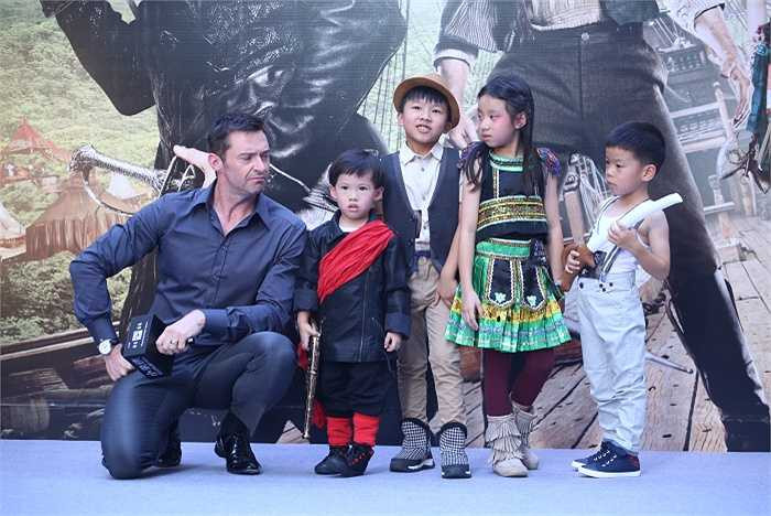  Hugh Jackman cũng vô cùng thân thiện khi giao lưu trực tiếp và chụp hình selfie với từng fan hâm mộ. Đặc biệt, nam diễn viên chính của bộ phim đã dành nhiều thời gian nhất ở khu vực Việt Nam