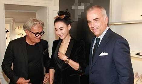 Từ 24 đến 29/9, Trương Bá Chi có mặt tại Milan, tham dự một loạt hoạt động trong khuôn khổ tuần lễ thời trang xuân - hè. Tuy nhiên, những thông tin về cô tại sự kiện gắn liền với cái đẹp này lại không được đẹp. Khoảnh khắc vô tư chỉnh nội y khi đứng giữa 2 vị khách nam của Trương Bá Chi bị cư dân mạng Trung Quốc đánh giá là 'đáng xấu hổ'.