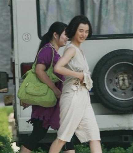 Tuy nhiên, mỹ nhân thường bị chê vô duyên phải kể đến Phạm Băng Băng. Trước khi là một người đẹp gây sốt trên thảm đỏ quốc tế, ngôi sao Lạc lối ở Bắc Kinh từng có lúc thoải mái ra đường với bộ đồ ngủ nhăn nhúm như thế này.