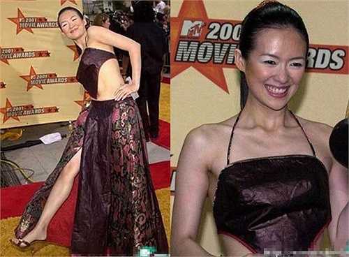 Sự vô tư quá đà của Chương Tử Di trên thảm đỏ lễ trao giải điện ảnh của MTV năm 2001 cũng làm người đẹp mất duyên. (Nguồn: Zing)