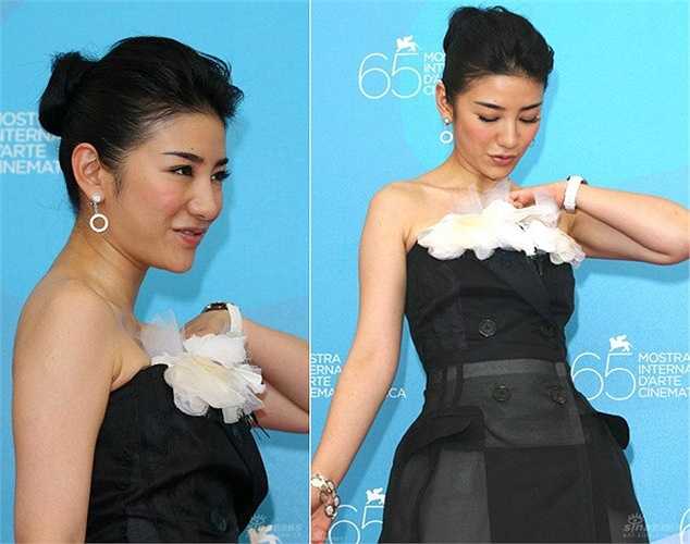 Tham dự buổi họp báo cùng đoàn làm phim Plastic City tại liên hoan phim Venice lần thú 65, Huỳnh Dịch cũng có khoảnh khắc 'đỏ mặt' khi lúi húi chỉnh trang phục.