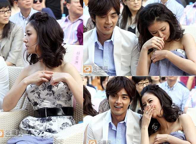 Trong khi Dương Hữu Ninh thoải mái giao lưu với khán giả thì Trần Nghiên Hy còn bận bịu với bộ đầm hở vai sexy.