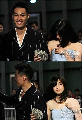 Dù áo váy gặp sự cố, Lâm Tâm Như vẫn vô tư trò chuyện với bạn diễn Hạ Quân Tường khi tham dự buổi công chiếu bộ phim tâm lý Đáng kiếp độc thân.