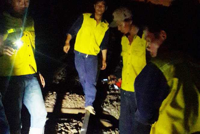 Đội Quản lý đường sắt Bình Thuận (thuộc Công ty Quản lý đường sắt Sài Gòn) tiếp tục khắc phục đoạn đường ray vị trí toa tàu bị nạn lúc 0g20 sáng 30-9 để các đoàn tàu Bắc - Nam tiếp tục lăn bánh - Ảnh: NGUYỄN NAM