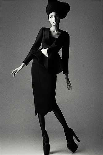 Lê Thuý được chọn là gương mặt cho chiến dịch lăng xê hoạ tiết hình trái tim với tên gọi Love.