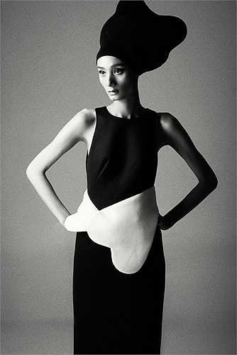 Trong những shoot hình đen trắng, Lê Thúy khá ma mị, bí ẩn.