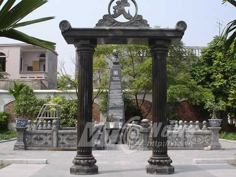 Trung tâm phần mộ mà ông Khánh tự xây dựng cho vợ chồng ông