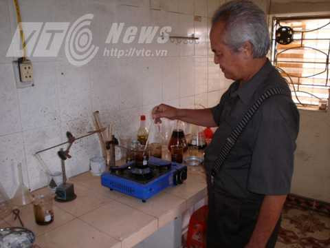 Ông Khánh trong phòng thí nghiệm biến rác thải thành dầu
