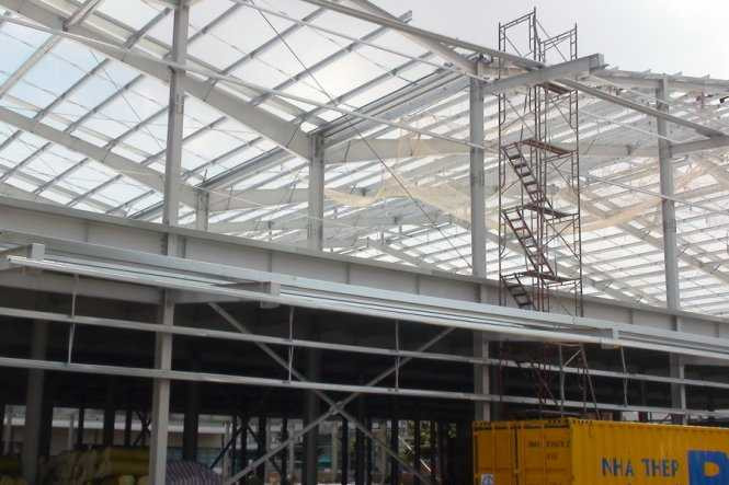 Một góc kho xưởng đang thi công nơi anh Long gặp nạn - Ảnh: A.L.