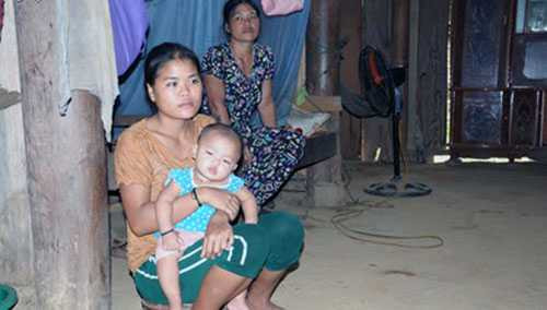 Chị Vi Thị Nguyệt (vợ Hai): Xin mọi người đừng bỏ rơi mẹ con em. Ảnh: Quang Long Chị Vi Thị Nguyệt (vợ Hai): Xin mọi người đừng bỏ rơi mẹ con em. Ảnh: Quang Long