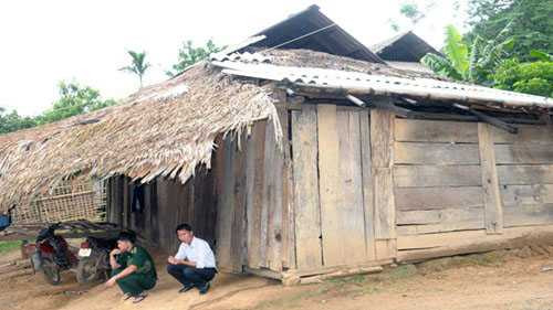 Căn nhà của Vi Văn Hai - hung thủ thảm sát tại bản Phồng. Ảnh: Quang Long Căn nhà của Vi Văn Hai - hung thủ thảm sát tại bản Phồng. Ảnh: Quang Long