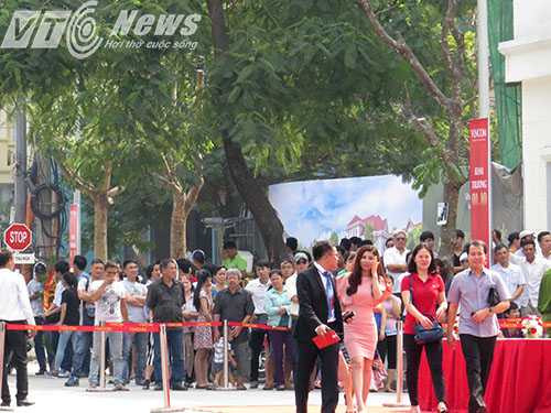 Hàng ngàn người dân TP Cảng và đại biểu đến dự, tham quan, mua sắm ngày khai trương