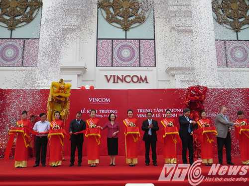 Lãnh đạo TP Hải Phòng và Tập đoàn Vingroup cắt băng khai trương