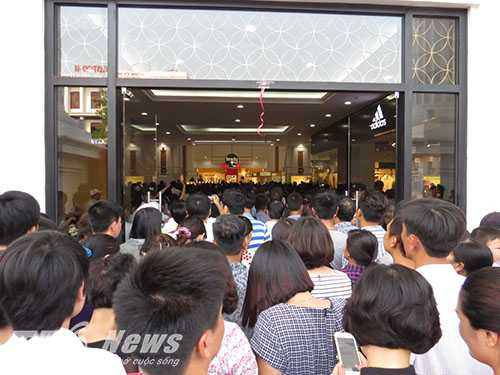 Sau khi mở cửa khai trương, hàng ngàn người dân, đại biểu quan khách vào tham quan, mua sắm, hầu hết các mặt hàng đều có chương trình khuyến mại dành cho khách hàng