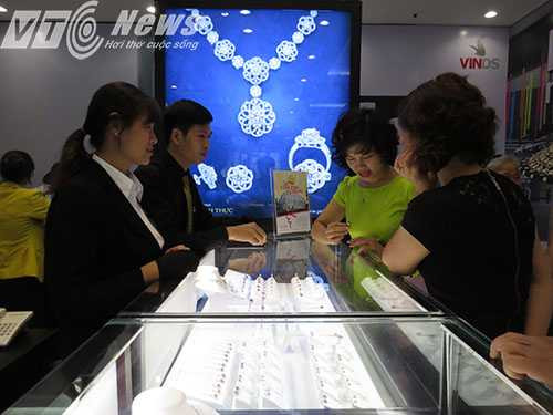 TTTM Vincom quy tụ các thương hiệu nổi tiếng trên thế giới và trong nước với các sản phẩm hóa mỹ phẩm, trang sức, thời trang