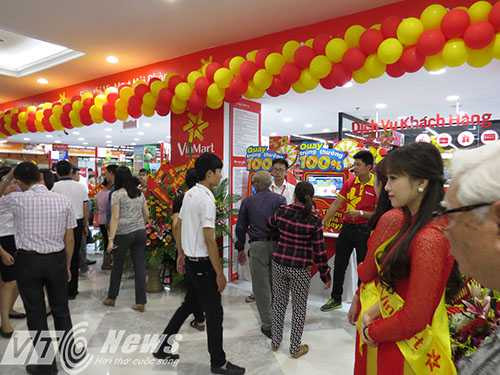 Siêu thị VinMart trên diện tích hơn 1.400m2 với hàng chục ngàn mặt hàng tiêu dùng, thực phẩm sạch đảm bảo uy tín và chất lượng