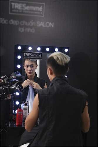 Top 6 của hành trình 'Keep Moving – Không ngừng chuyển động' sẽ đối mặt với thử thách chụp hình street style cho một chiến dịch quảng cáo Hair Stylista của NTK Hoàng Minh Hà – Quán quân Project Runway Vietnam 2013.