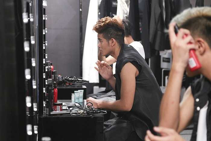 Chính vì vậy, lần này các thí sinh phải tự trang bị cho mình những kiến thức cần thiết như tự trang điểm, làm tóc và tự chọn lựa những trang phục phù hợp trong BST mới của NTK Hoàng Minh Hà, cũng như phải quan tâm tới xu hướng thời trang họ đang muốn hướng đến. 