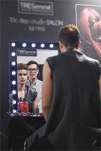 Tại phòng trang điểm, các thí sinh đã tập trung vài việc làm đẹp bản thân. Bên cạnh những thí sinh nữ khá rành rỏi việc trang điểm, các thí sinh nam lại thể hiện sự lúng túng trước bàn trang điểm đặc biệt là hot boy Đinh Đức Thành và K’Brơi. 