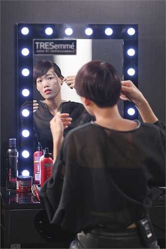 Thời gian gần đây, các người mẫu, diễn viên đều chú ý đến những hình ảnh street style tạo xu hướng trong ăn mặc hàng ngày cho những bản trẻ yêu thời trang. 