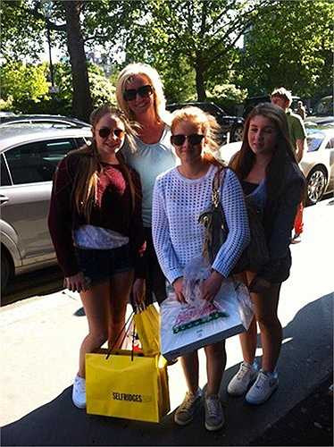 Đến năm 2011, cuộc hôn nhân của cô cũng gặp trục trặc khiến hai vợ chồng ly thân. Vụ ly dị với chồng khiến Michelle mất 24 triệu bảng để mua lại một nửa cổ phần của Michael tại Ultimo. Sau khi ly hôn, cô đi du lịch khắp thế giới và dành nhiều thời gian hơn cho ba người con. 