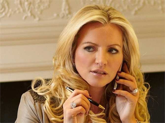 Nữ triệu phú người Anh quyết định tự mở công ty với số tiền tích cóp được. Chồng cô trở thành cố vấn tài chính cho vợ.