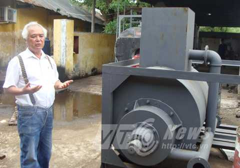 Ông Khánh bên chiếc máy nghiền sắn thành thức ăn gia súc Ông Khánh bên chiếc máy nghiền sắn thành thức ăn gia súc