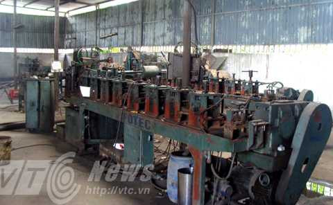 Chiếc máy sản xuất vành xe đạp inox tự động do ông Khánh chế tạo Chiếc máy sản xuất vành xe đạp inox tự động do ông Khánh chế tạo