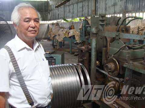 Ông Khánh bên chiếc máy tự động sản xuất vành xe đạp inox Ông Khánh bên chiếc máy tự động sản xuất vành xe đạp inox