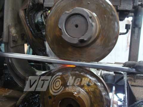 Việc sản xuất vành xe đạp inox đạt độ chính xác rất cao và năng suất bằng hàng ngàn lao động thủ công Việc sản xuất vành xe đạp inox đạt độ chính xác rất cao và năng suất bằng hàng ngàn lao động thủ công