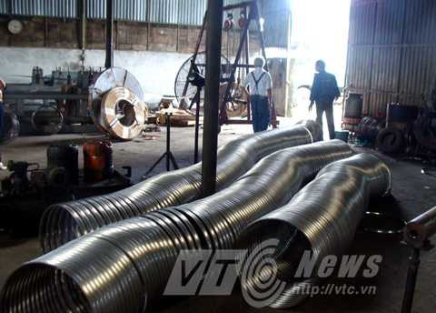 Chỉ cần đưa tấm inox vào một đầu của máy, sẽ cho ra chiếc vành inox hoàn thiện, mà không cần sự can thiệp của con người Chỉ cần đưa tấm inox vào một đầu của máy, sẽ cho ra chiếc vành inox hoàn thiện, mà không cần sự can thiệp của con người