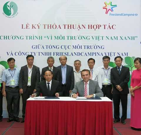Ong Nguyen Van Tai - Tong Cuc truong Tong Cuc Moi Truong va ong Arnoud van den Berg - TGĐ FrieslandCampina VN ky hop tac thoa thuan.JPG Ong Nguyen Van Tai - Tong Cuc truong Tong Cuc Moi Truong va ong Arnoud van den Berg - TGĐ FrieslandCampina VN ky hop tac thoa thuan.JPG