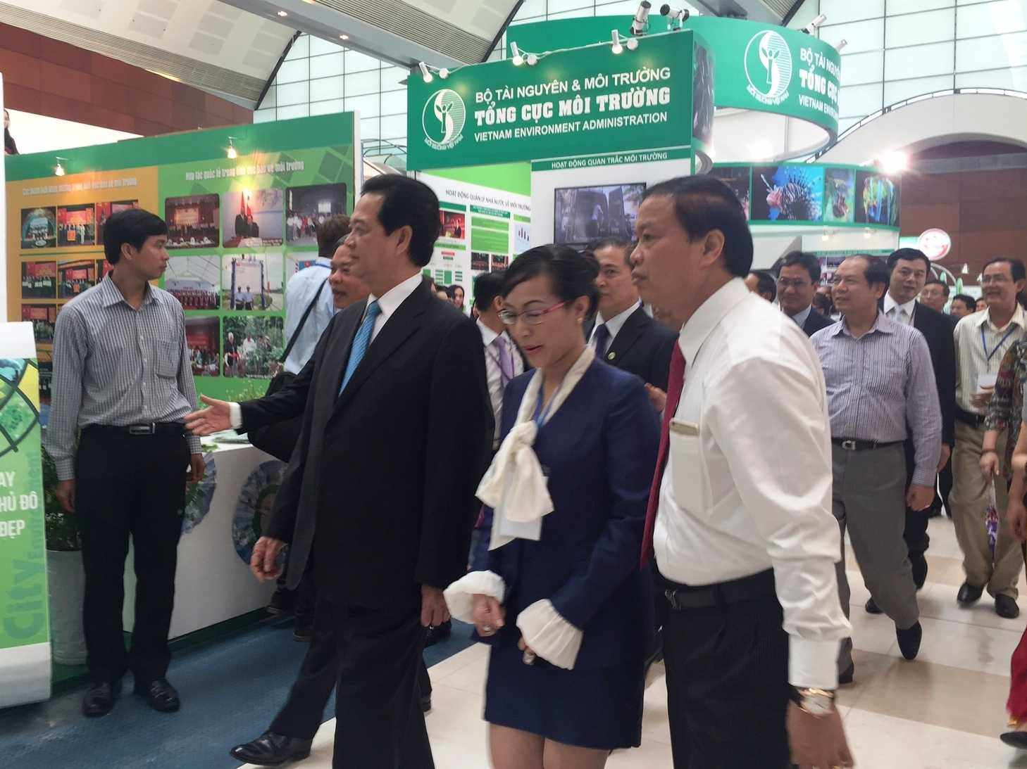 Thủ tướng Nguyễn Tấn Dũng tham quan mô hình máy phát điện tại Hội nghị triển lãm quốc tế về môi trường diễn ra tại Trung tâm Hội nghị quốc gia (Hà Nội).