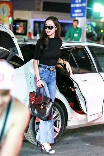 Vũ Ngọc Anh vừa xuất hiện tại sân bay Tân Sơn Nhất tối qua (30/9) để lên đường sang Hàn Quốc.