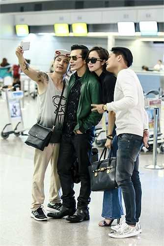 Hai diễn viên nhiệt tình chụp ảnh với người hâm mộ. (Trung Ngạn)