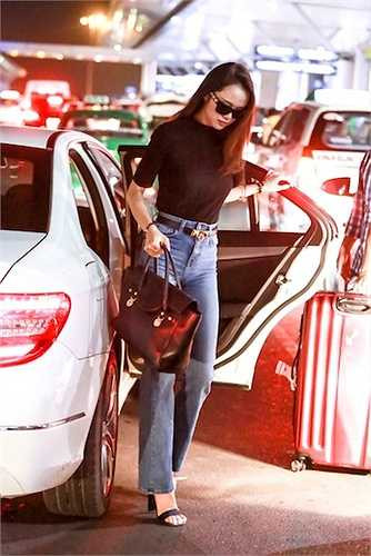 Quần jeans cạp cao giúp người đẹp khoe đôi chân dài miên man.