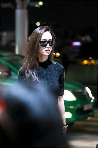 Cô có mặt khá sớm tại sân bay để chuẩn bị các thủ tục.