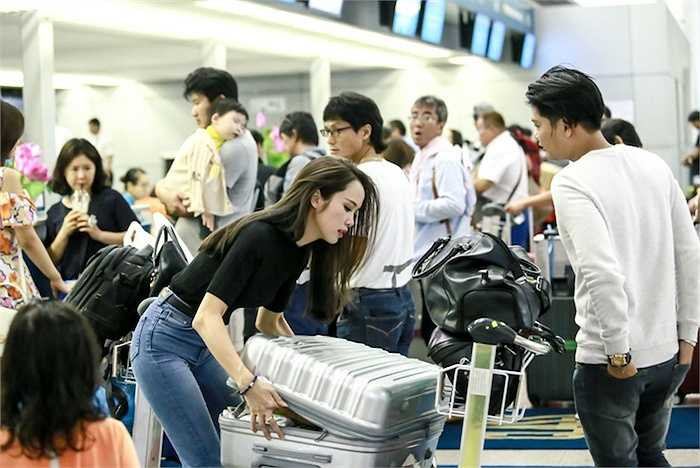 Sự hi sinh vào những phân đoạn cực kì vất vả trong suốt quá trình quay bộ phim của Vũ Ngọc Anh cũng khiến nhiều người ngưỡng mộ sự cầu tiến, chăm chỉ làm việc của người đẹp này.